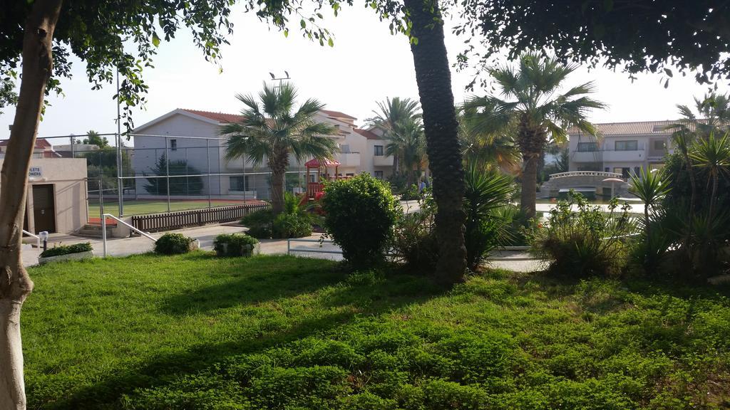 Crown Resorts Henipa Larnaca Exterior photo