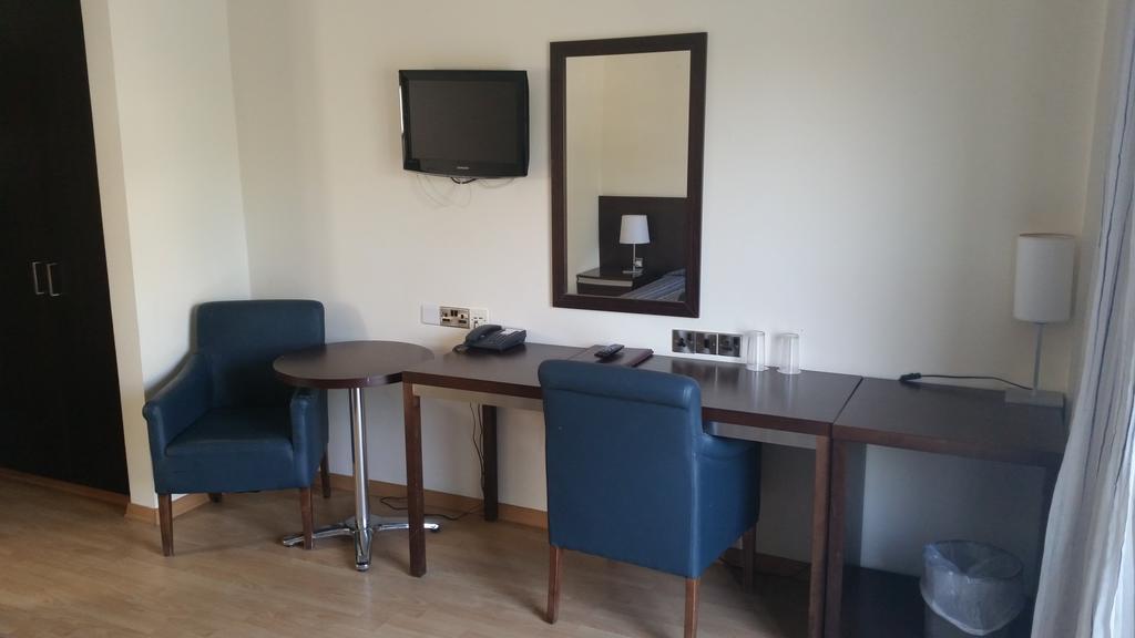 Crown Resorts Henipa Larnaca Room photo