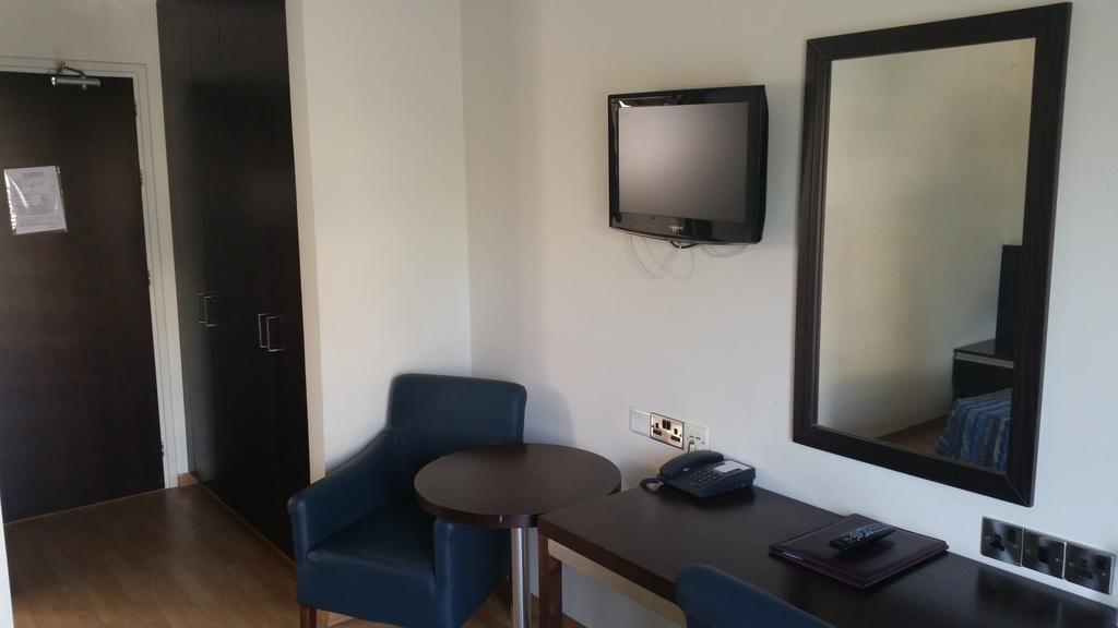 Crown Resorts Henipa Larnaca Room photo